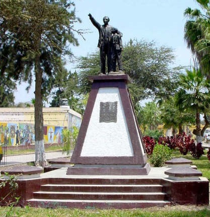 Estatua de dos personajes históricos